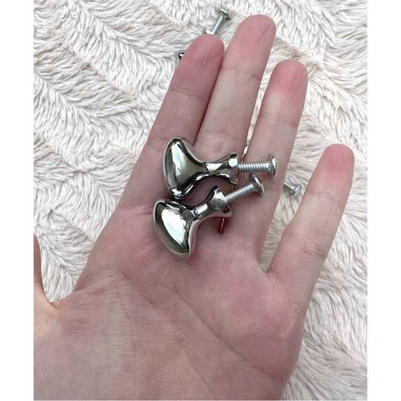 NEW Set of 5 double plated oval shaped cabinet knobs in satin
nickel finish - Picture 9 of 16